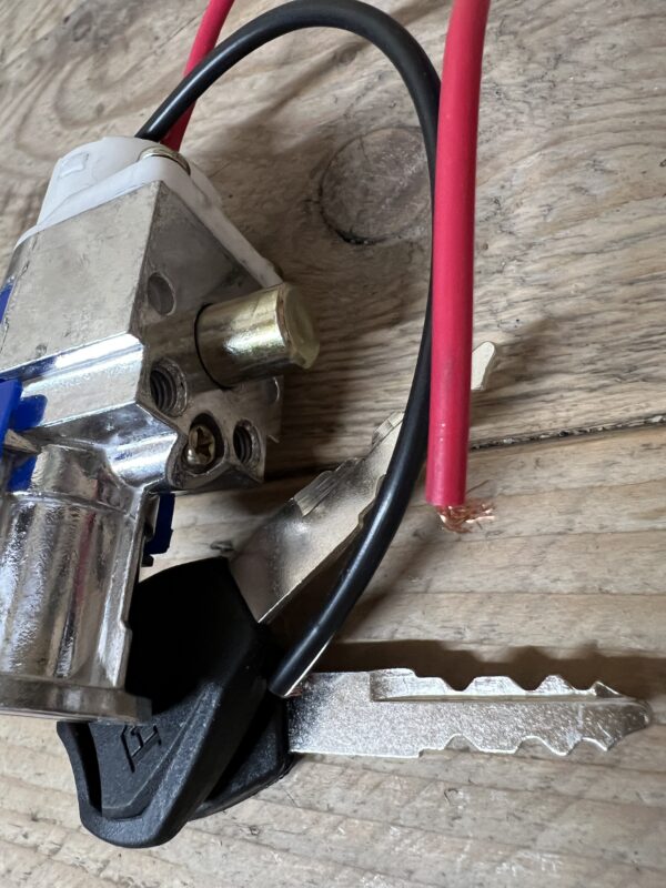 Replacement key barrel and 2 keys - Image 2